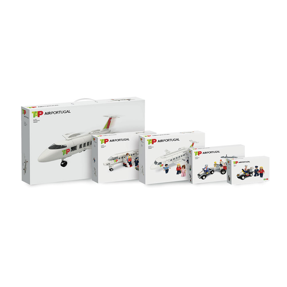 TAP Commercial Airplane + Crew 4 figures