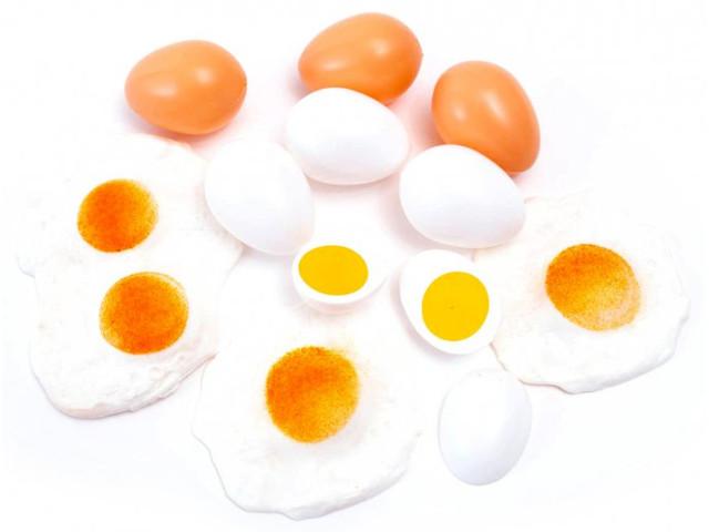 Conjunto de 12 ovos, inteiros, estrelados e cozidos