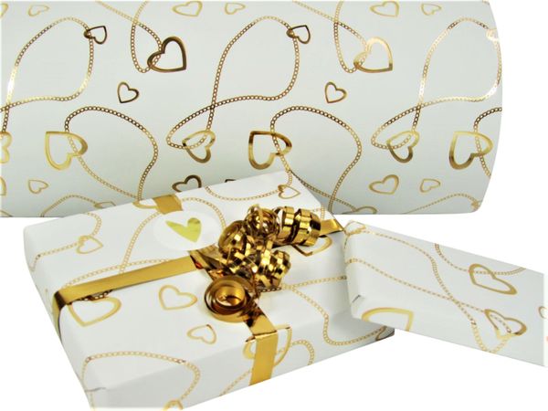 Rollo de papel de regalo de hilo con corazón - Fondo blanco