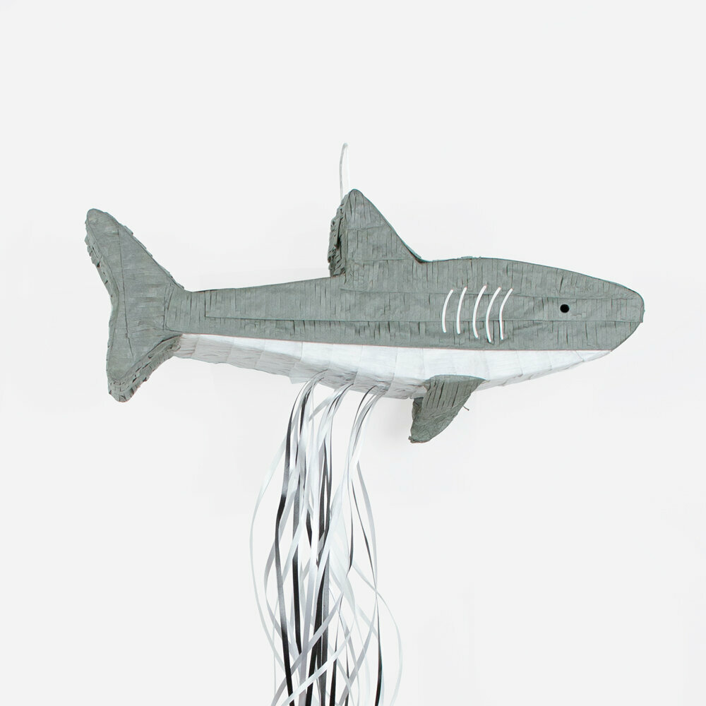 Piñata de tiburón gris