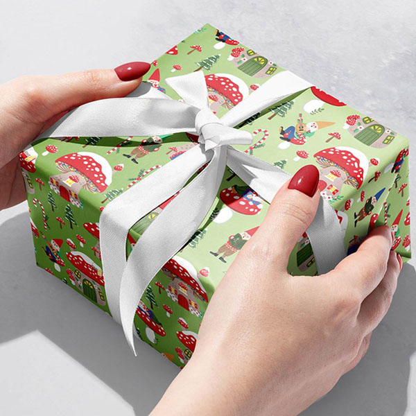 Rollo de papel de regalo de gnomos navideños