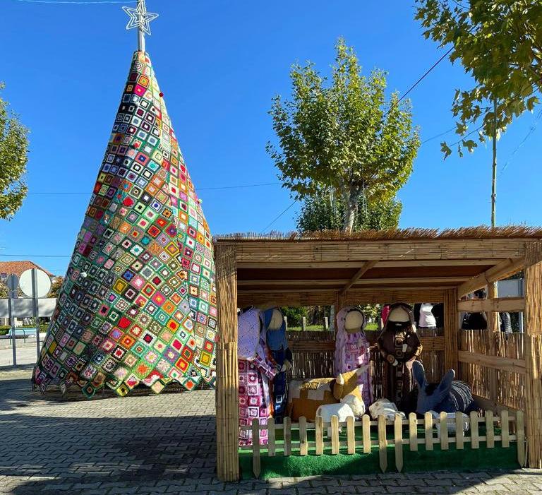 Medelim: Árvore de Natal e presépio em croché | Reconquista