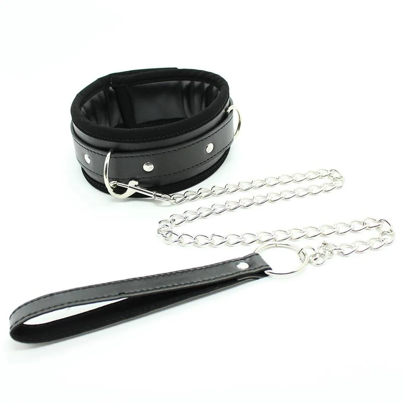 Colar com correia metálica e interior almofadado preto