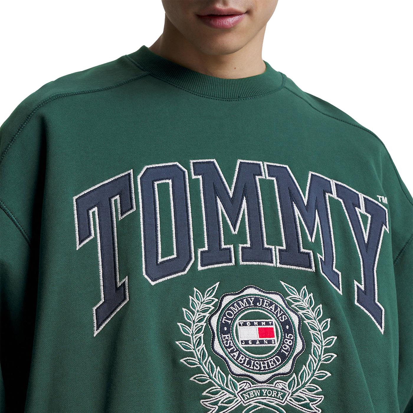 Tommy jeans collegiate logo on sale sweatshirt